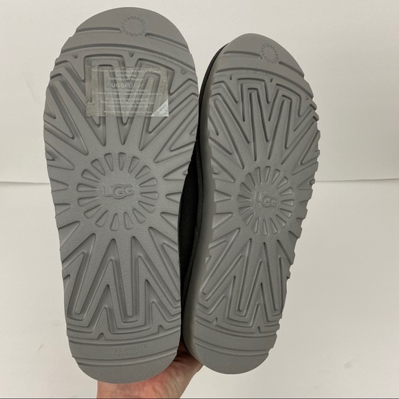 Ugg • Classic Logo Boots - Picture 6 of 9